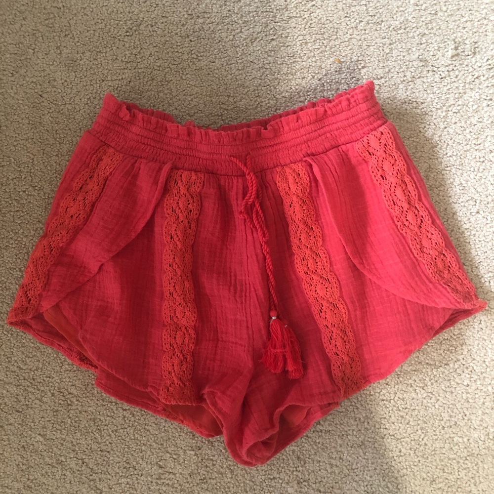 Flowy lace shorts with tie